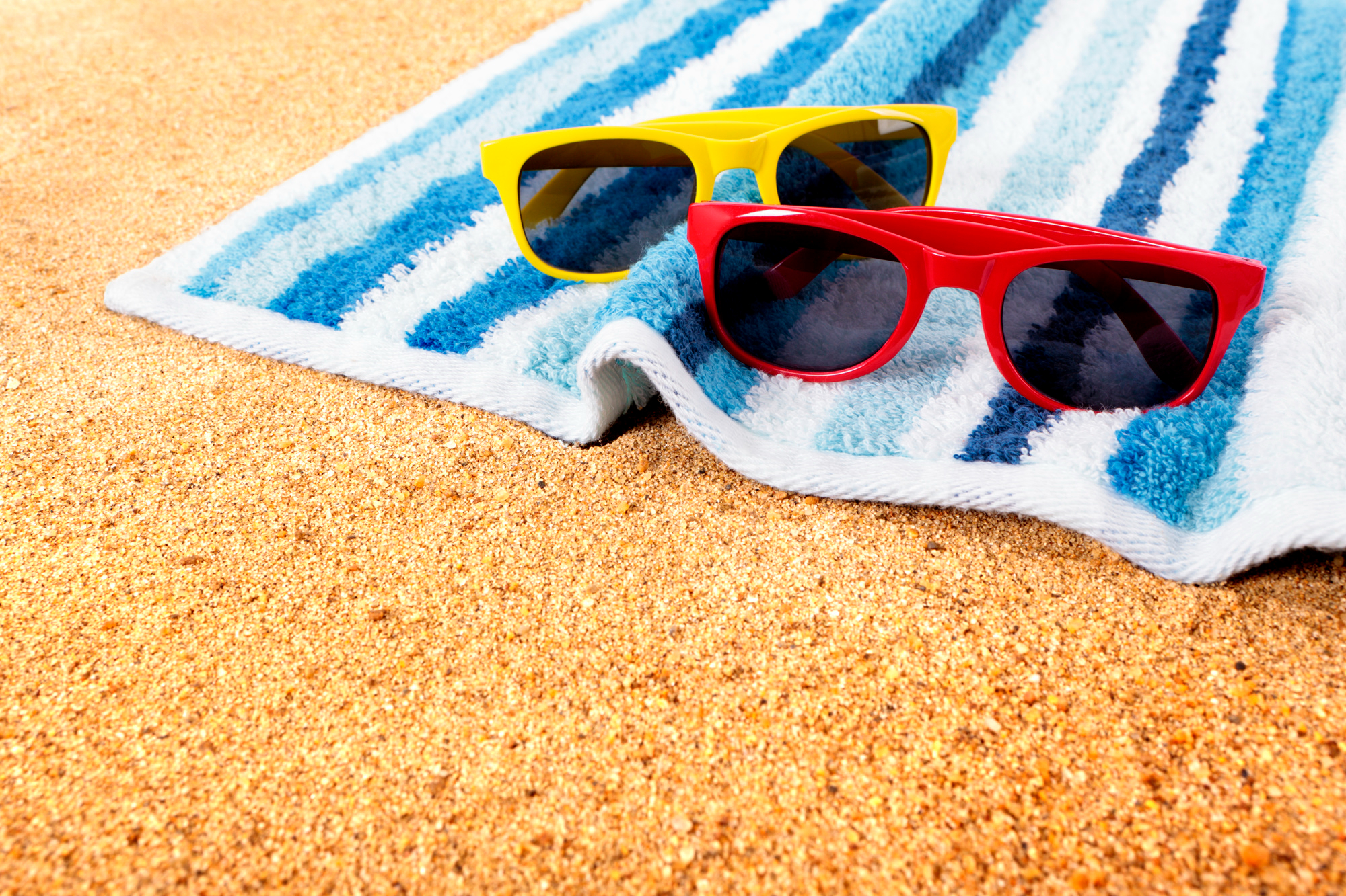 lense-luxe-two-pairs-sunglasses-beach